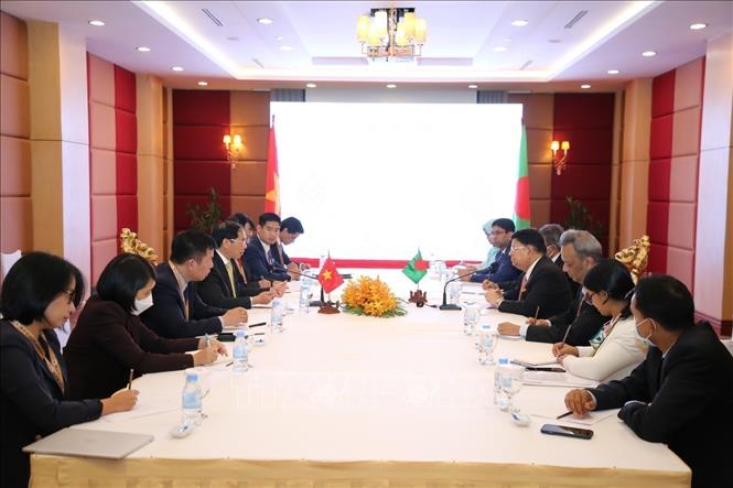 Foreign Minister Bui Thanh Son has a bilateral meeting with his Bangladeshi counterpart A.K Abdul Moment on the sidelines of the meetings. VNA Photo