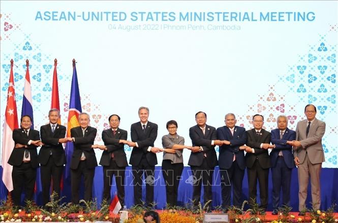 ASEAN foreign ministers pose for a photo with United States Secretary of State Antony J. Blinken. VNA Photo