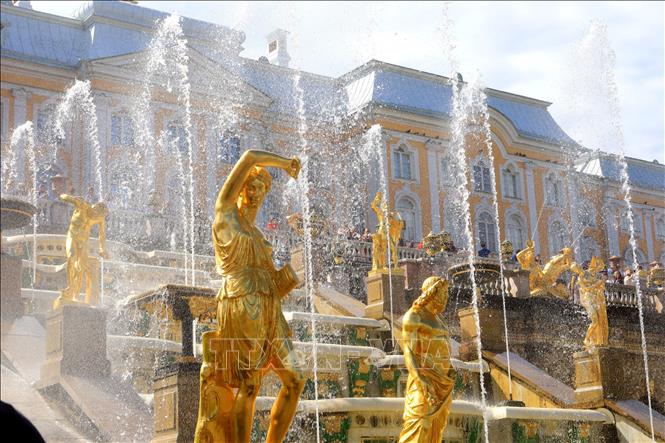 Trong ảnh: Hệ thống đài phun nước ở Peterhof có 147 đài phun đang hoạt động. Ảnh: Trần Hiếu - PV TTXVN tại Nga
