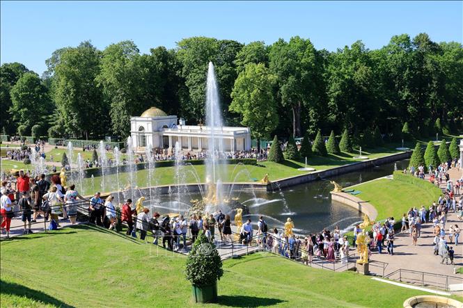 Trong ảnh: Với hệ thống đài phun nước độc đáo, quần thể cung điện và công viên Peterhof là một trong những địa chỉ du lịch nổi tiếng nhất nước Nga. Ảnh: Trần Hiếu - PV TTXVN tại Nga