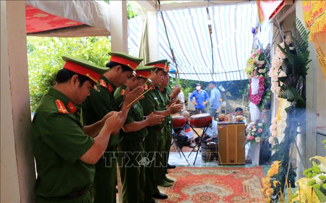 Trong ảnh: Lực lượng Công an trong tỉnh đến viếng, thắp hương cho đồng chí Hồ Tấn Dương. Ảnh: Nhựt An - TTXVN