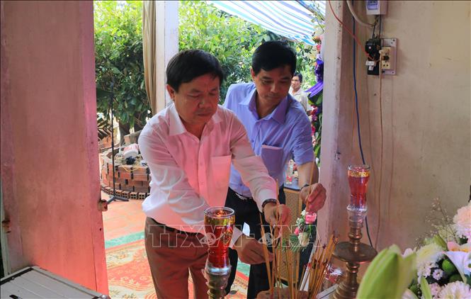 Trong ảnh: Phó Bí thư Thường trực Tỉnh ủy Đồng Tháp Phan Văn Thắng đến viếng, thắp hương cho đồng chí Hồ Tấn Dương. Ảnh: Nhựt An - TTXVN