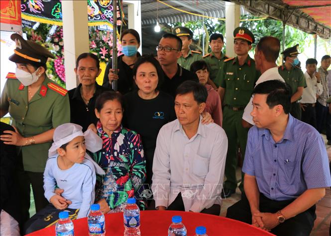 Trong ảnh: Chủ tịch UBND tỉnh Đồng Tháp Phạm Thiện Nghĩa đến viếng lễ tang của đồng chí Hồ Tấn Dương và dự lễ thăng cấp bậc hàm. Ảnh: Nhựt An - TTXVN