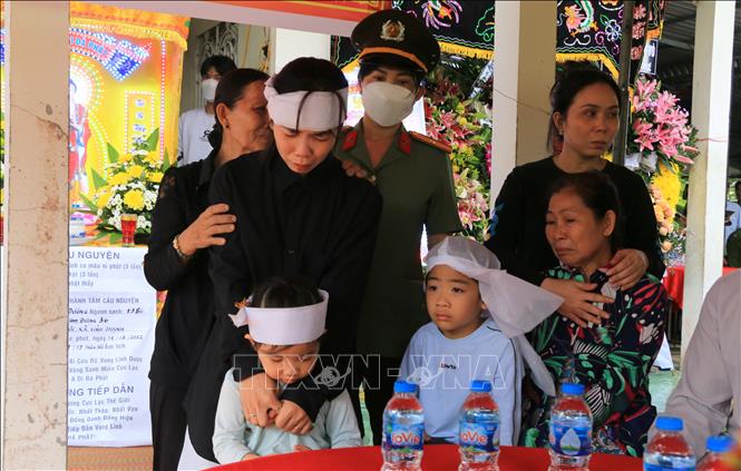Trong ảnh: Thân nhân của đồng chí Hồ Tấn Dương. Ảnh: Nhựt An - TTXVN