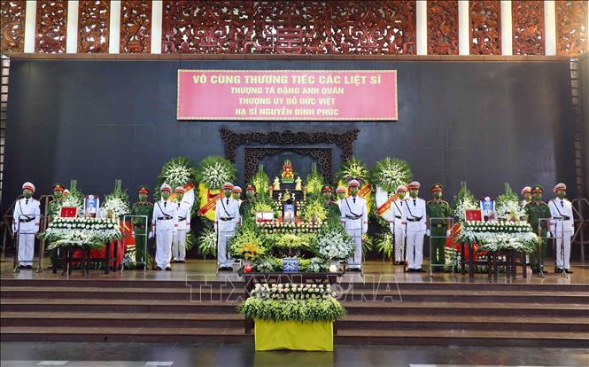 Quang cảnh lễ tang  3 chiến sĩ cảnh sát PCCC và CNCH hy sinh khi làm nhiệm vụ. Ảnh: Phạm Kiên - TTXVN