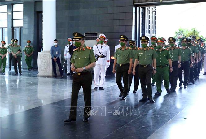 Đoàn đại biểu Đảng ủy, lãnh đạo Bộ Công an do Đại tướng Tô Lâm, Ủy viên Bộ Chính trị, Bí thư Đảng ủy Công an Trung ương, Bộ trưởng Bộ Công an làm trưởng đoàn viếng 3 liệt sĩ. Ảnh: Phạm Kiên - TTXVN
