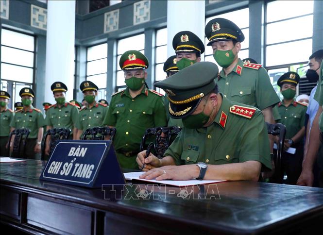Đại tướng Tô Lâm, Bộ trưởng Bộ Công an ghi sổ tang tưởng niệm 3 chiến sĩ cảnh sát PCCC và CNCH hy sinh khi làm nhiệm vụ. Ảnh: Phạm Kiên - TTXVN