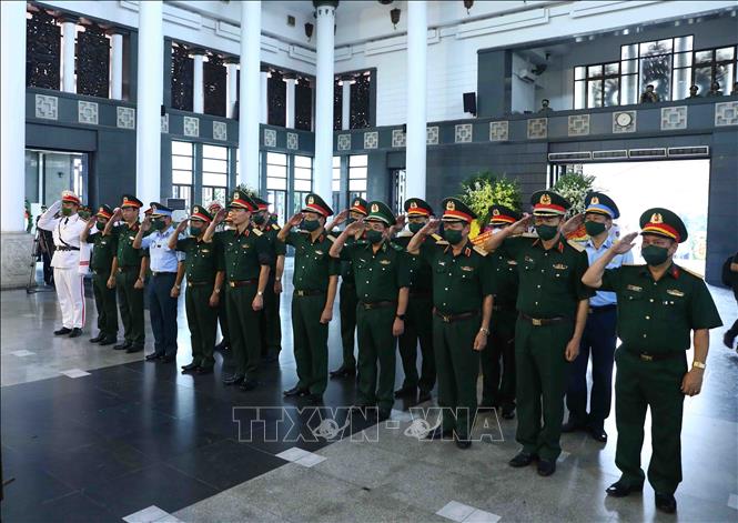 Đoàn đại biểu Bộ Quốc phòng viếng 3 liệt sĩ Cảnh sát PCCC và CNCH hy sinh khi làm nhiệm vụ. Ảnh: Phạm Kiên - TTXVN