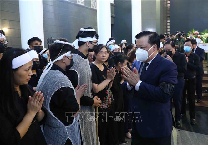 Đoàn đại biểu Thành ủy, HĐND, UBND và MTTQ Việt Nam thành phố Hà Nội do đồng chí Đinh Tiến Dũng, Ủy viên Bộ Chính trị, Bí thư Thành ủy dẫn đầu làm trưởng đoàn vào viếng. Ảnh: Phạm Kiên - TTXVN