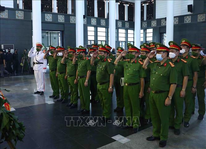 Cán bộ, chiến sĩ Cục Cảnh sát PCCC và CNCH, Bộ Công an viếng 3 liệt sĩ Cảnh sát PCCC và CNCH hy sinh khi làm nhiệm vụ xảy ra tại quận Cầu Giấy ngày 1/8/2022. Ảnh: Phạm Kiên - TTXVN