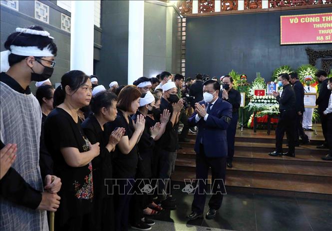 Đoàn đại biểu Thành ủy, HĐND, UBND và MTTQ Việt Nam thành phố Hà Nội do đồng chí Đinh Tiến Dũng, Ủy viên Bộ Chính trị, Bí thư Thành ủy dẫn đầu viếng. Ảnh: Phạm Kiên - TTXVN