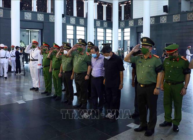 Đoàn đại biểu Đảng ủy, Ban Giám đốc Công an thành phố Hà Nội do Trung tướng Nguyễn Hải Trung, Giám đốc Công an thành phố Hà Nội vào viếng. Ảnh: Phạm Kiên - TTXVN