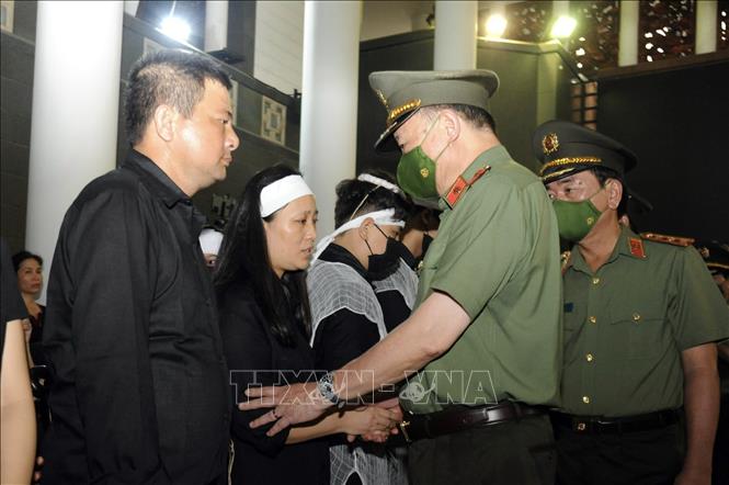 Đại tướng Tô Lâm, Ủy viên Bộ Chính trị, Bộ trưởng Bộ Công an chia buồn với gia đình 3 liệt sĩ Cảnh sát PCCC và CNCH hy sinh khi làm nhiệm vụ. Ảnh: Phạm Kiên - TTXVN