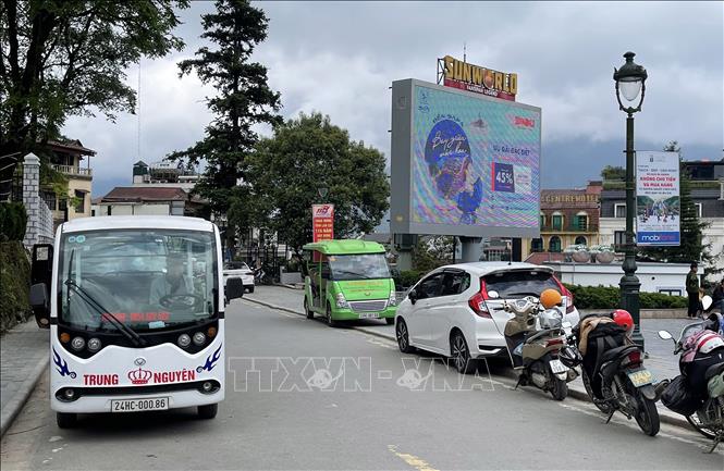 Trong ảnh: Các xe ô tô du lịch đỗ tràn lan quanh thị trấn rất mất mỹ quan cho khu du lịch quốc gia Sa Pa. Ảnh: Quốc Khánh - TTXVN