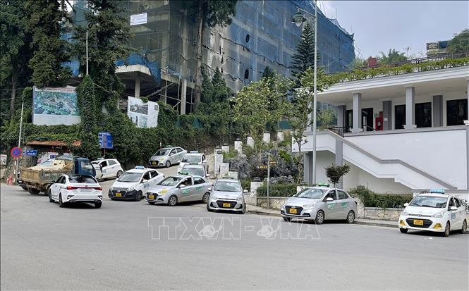 Trong ảnh: Tình trạng xe taxi đỗ không đúng điểm quy định tại thị xã Sa Pa. Ảnh: Quốc Khánh - TTXVN