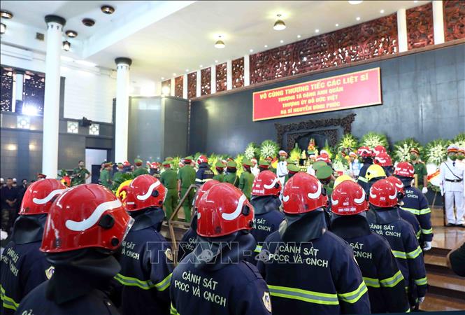 Cán bộ, chiến sĩ Cảnh sát PCCC và CNCH, Công an thành phố Hà Nội đến tiễn biệt đồng đội. Ảnh: Phạm Kiên - TTXVN