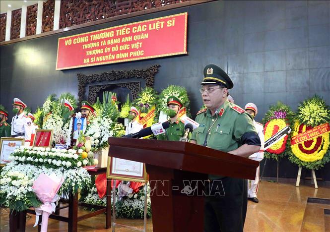 Trung tướng Nguyễn Hải Trung, Giám đốc Công an Hà Nội, Trưởng ban Lễ tang đọc điếu văn truy điệu 3 liệt sĩ. Ảnh: Phạm Kiên - TTXVN