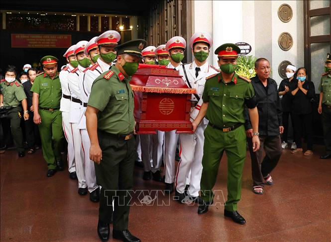 Di quan liệt sĩ, Thượng tá Đặng Anh Quân về Đài hóa thân Hoàn vũ. Ảnh: Phạm Kiên - TTXVN