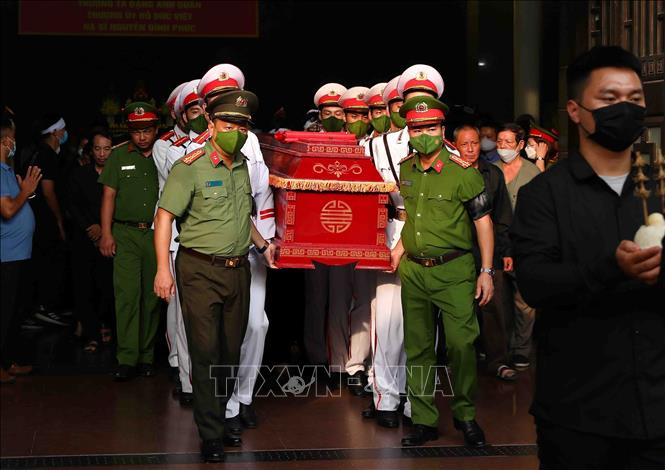 Di quan liệt sĩ, Thượng tá Đặng Anh Quân về Đài hóa thân Hoàn vũ. Ảnh: Phạm Kiên - TTXVN