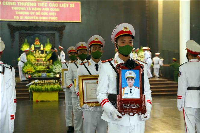 Di quan liệt sĩ, Thượng tá Đặng Anh Quân. Ảnh: Phạm Kiên - TTXVN