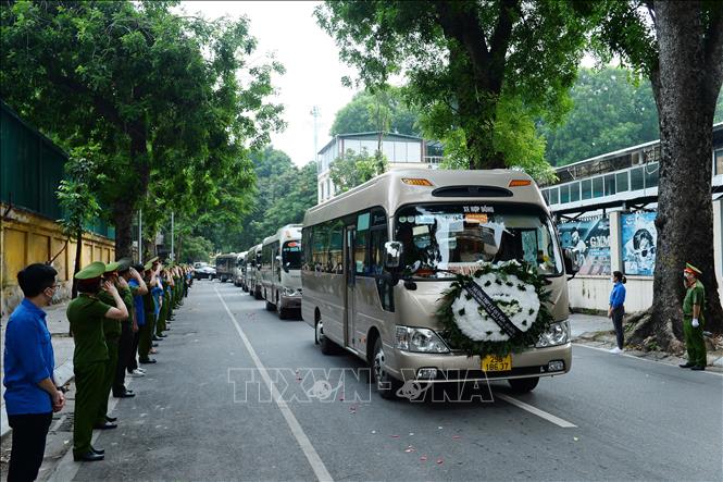 Đông đảo chiến sĩ, thanh niên tình nguyện và người dân tiễn biệt 3 chiến sĩ cảnh sát PCCC và CNCH. Ảnh: Minh Đức - TTXVN