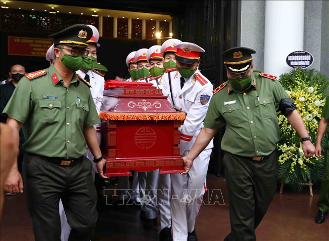 Lãnh đạo Công anh thành phố Hà Nội tiễn đưa Liệt sĩ, Hạ sĩ Nguyễn Đình Phúc về Đài hóa thân Hoàn vũ. Ảnh: Phạm Kiên - TTXVN