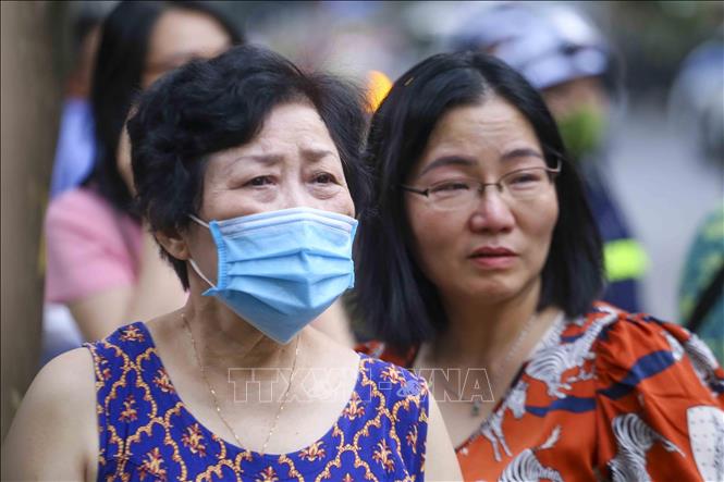 Nhiều người dân không cầm được nước mắt trước sự hy sinh của 3 liệt sĩ Cảnh sát PCCC và CNCH. Ảnh: Tuấn Đức - TTXVN