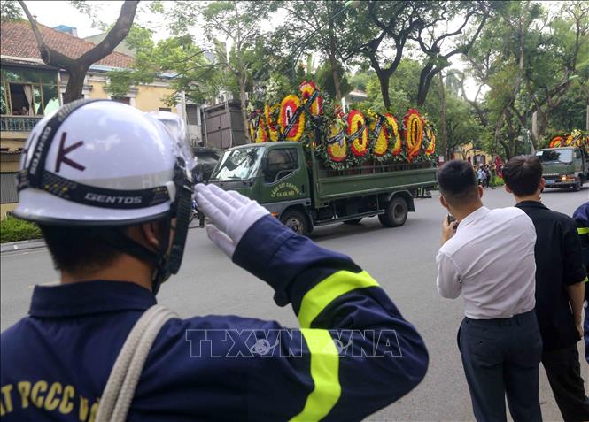 Đoàn xe tang đưa linh cữu 3 liệt sĩ Cảnh sát PCCC và CNCH di chuyển trên phố Lý Thường Kiệt. Ảnh: Tuấn Đức - TTXVN