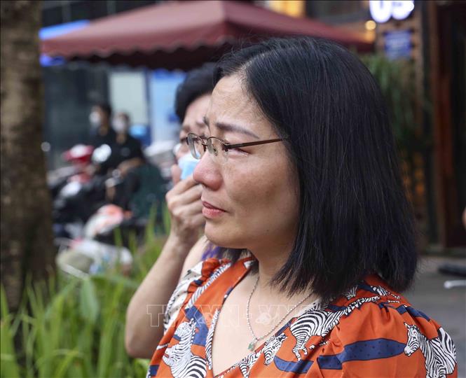 Nhiều người dân không cầm được nước mắt trước sự hy sinh của 3 liệt sĩ Cảnh sát PCCC và CNCH. Ảnh: Tuấn Đức - TTXVN