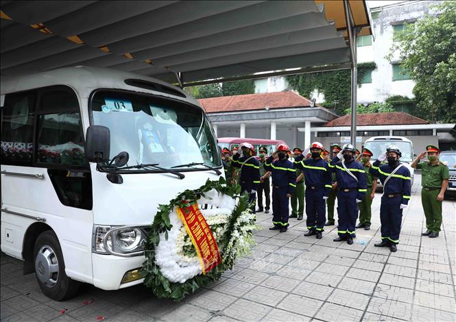 Cán bộ, chiến sĩ Cảnh sát PCCC và CNCH, Công an thành phố Hà Nội tiễn biệt đồng đội lần cuối. Ảnh: Phạm Kiên - TTXVN