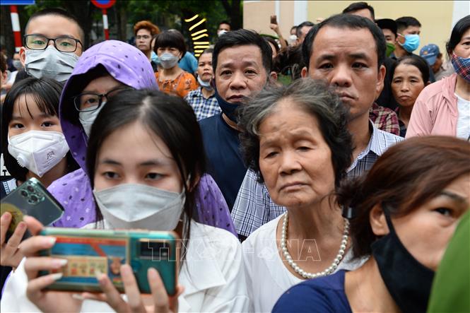 Đông đảo chiến sĩ, thanh niên tình nguyện và người dân tiễn biệt 3 chiến sĩ cảnh sát PCCC và CNCH. Ảnh: Minh Đức - TTXVN