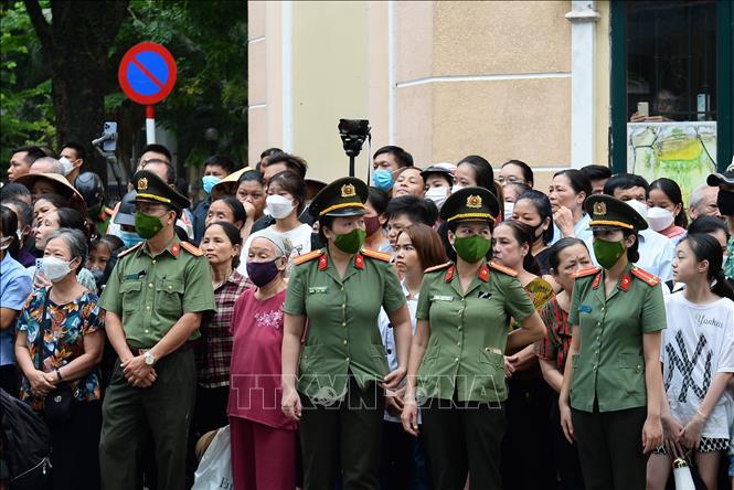 Đông đảo chiến sĩ và người dân tiễn biệt 3 chiến sĩ cảnh sát PCCC và CNCH. Ảnh: Minh Đức - TTXVN