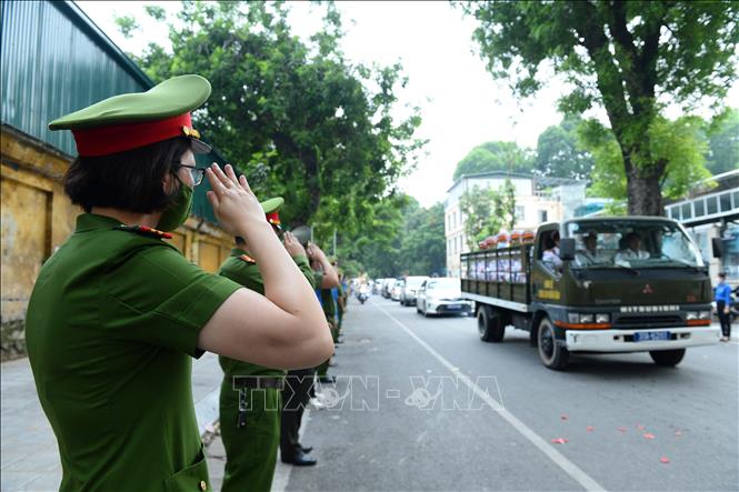 Các chiến sĩ tiễn biệt đồng đội trên phố Trần Thánh Tông. Ảnh: Minh Đức - TTXVN