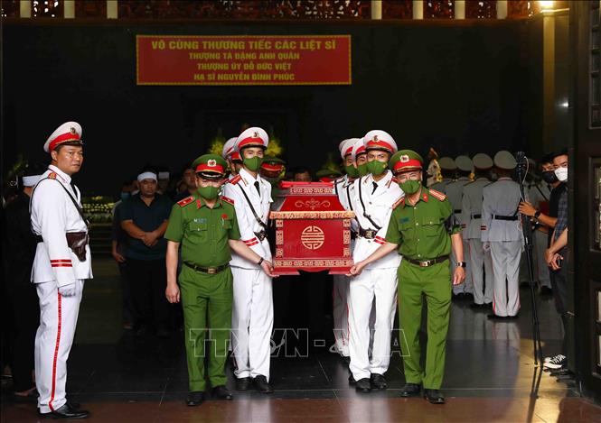 Lễ di quan liệt sỹ, Thượng úy Đỗ Đức Việt về Đài hóa thân Hoàn vũ. Ảnh: Phạm Kiên - TTXVN