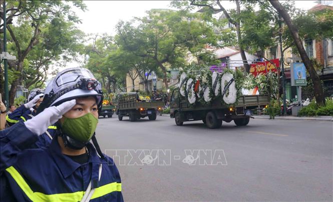 Đoàn xe tang đưa linh cữu 3 liệt sĩ Cảnh sát PCCC và CNCH di chuyển trên phố Lý Thường Kiệt. Ảnh: Tuấn Đức - TTXVN