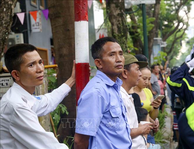 Nhiều người dân không cầm được nước mắt trước sự hy sinh của 3 liệt sĩ Cảnh sát PCCC và CNCH. Ảnh: Tuấn Đức - TTXVN