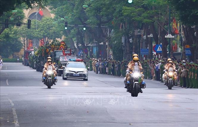 Hơn 5h, đoàn xe đưa 3 linh cữu chiến sĩ từ Nhà tang lễ quốc gia, qua các tuyến phố nội thành. Ảnh: Hoàng Hiếu - TTXVN