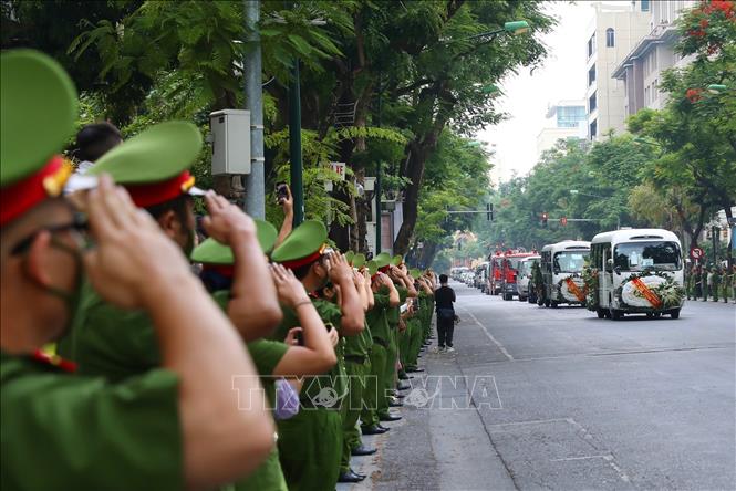 Lực lượng cảnh sát đứng dọc 2 bên đường tiễn biệt đồng đội lần cuối. Ảnh: Hoàng Hiếu - TTXVN