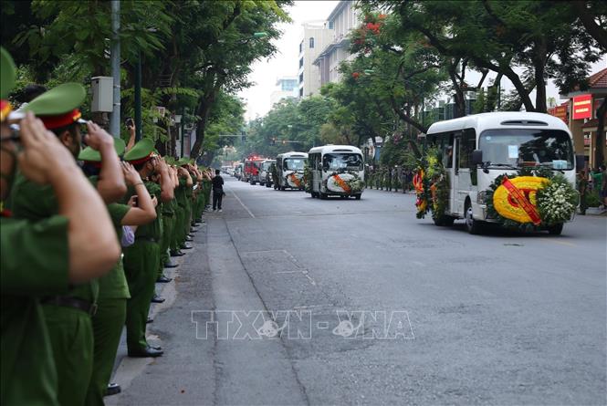 Lực lượng công an Hà Nội đứng dọc tuyến phố trên đường di quan tiễn đưa đồng đội. Ảnh: Hoàng Hiếu - TTXVN 