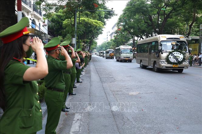 Cán bộ, chiến sĩ công an, người dân Hà Nội đứng dọc hai bên tuyến đường di quan tiễn biệt 3 chiến sĩ hy sinh khi làm nhiệm vụ. Ảnh: Hoàng Hiếu - TTXVN 