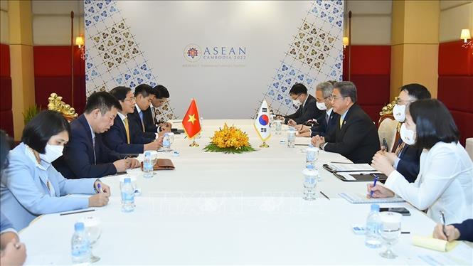 Quang cảnh cuộc gặp Bộ trưởng Ngoại giao Bùi Thanh Sơn và Bộ trưởng Ngoại giao Hàn Quốc Park Jin. Ảnh: TTXVN