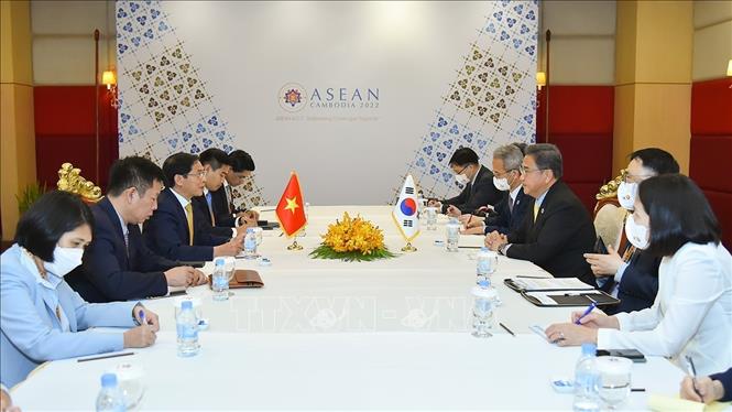 Bộ trưởng Ngoại giao Bùi Thanh Sơn hội đàm với Bộ trưởng Ngoại giao Hàn Quốc Park Jin. Ảnh: TTXVN