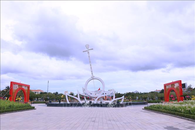 Hình ảnh chiếc đờn kìm tại Quảng trường Hùng Vương (thành phố Bạc Liêu). Ảnh: TTXVN