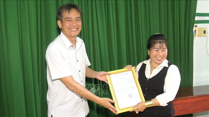 Trong ảnh: Phó chủ tịch UBND huyện Đồng Phú Nguyễn Thanh Phương trao thư khen cho chị Nguyễn Thị Thúy Oanh, ấp Đồng Tân, xã Tân Hòa vì đã phát hiện và tố giác sự việc. Ảnh: Đậu Tất Thành – TTXVN.
