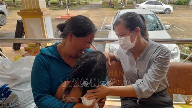 Trong ảnh: Bà ngoại bé S., xúc động khi cùng bố ruột nhận lại bé. Ảnh: Đậu Tất Thành – TTXVN.
