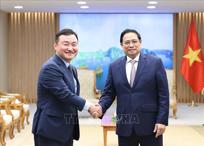 Prime Minister Pham Minh Chinh receives Samsung Electronics CEO Roh Tae-Moon in Hanoi on August 5. VNA Photo: Dương Giang