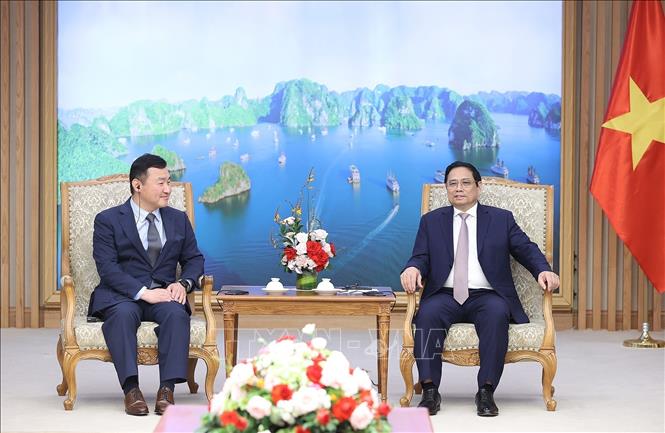 Prime Minister Pham Minh Chinh receives Samsung Electronics CEO Roh Tae-Moon in Hanoi on August 5. VNA Photo: Dương Giang