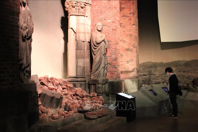 Những gì còn sót lại của Nhà thờ lớn Urakami sau thảm kịch được trưng bày tại Bảo tàng Bom Nguyên tử Nagasaki. Ảnh: Đào Thanh Tùng/Phóng viên TTXVN tại Tokyo