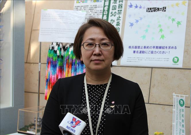 Bà Keiko Shinozaki, Giám đốc Bảo tàng Bom Nguyên tử Nagasaki, trả lời phỏng vấn TTXVN. Ảnh: Đào Thanh Tùng/Phóng viên TTXVN tại Tokyo