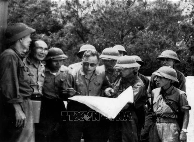 Đồng chí Võ Chí Công (thứ 2, từ trái sang) và Đại tướng Chu Huy Mân (đeo kính, thứ 4 từ trái sang-nguyên Tư lệnh Quân giải phóng Quân khu 5 trong kháng chiến chống Mỹ) trong chiến dịch giải phóng thành phố Đà Nẵng (3/1975). Ảnh: TTXVN